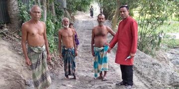 অবহেলিত রাস্তা সংস্কার করলেন ইউপি সদস্য শাহীনুর।