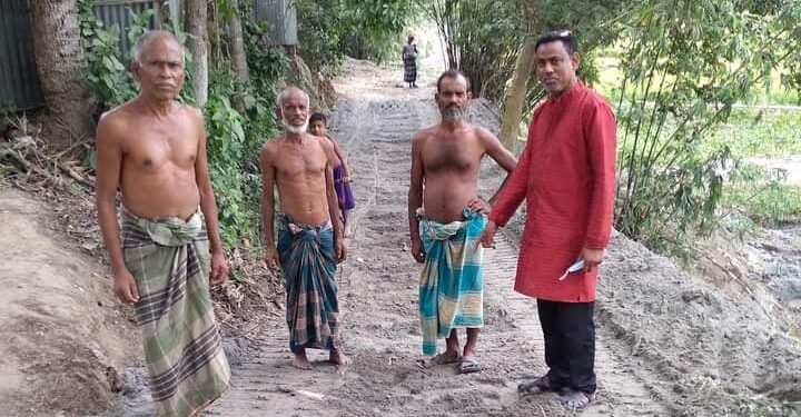 অবহেলিত রাস্তা সংস্কার করলেন ইউপি সদস্য শাহীনুর।