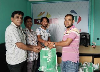 কালিহাতীতে সাংবাদিকদের মাঝে ঈদ উপহার বিতরণ।