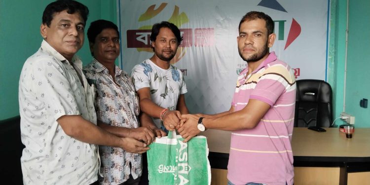 কালিহাতীতে সাংবাদিকদের মাঝে ঈদ উপহার বিতরণ।