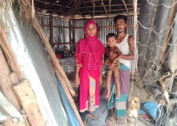 বন্য হাতির আক্রমণে বসতবাড়ি হারিয়ে নিঃস্ব এক পরিবার।