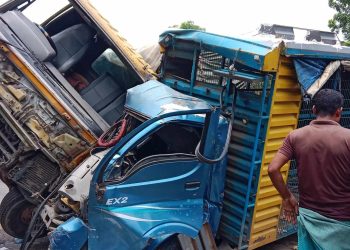 ফরিদপু- ভাংগা সড়কে ট্রাক ও পিকআপ সংঘর্ষ, ড্রাইভার আহত ।