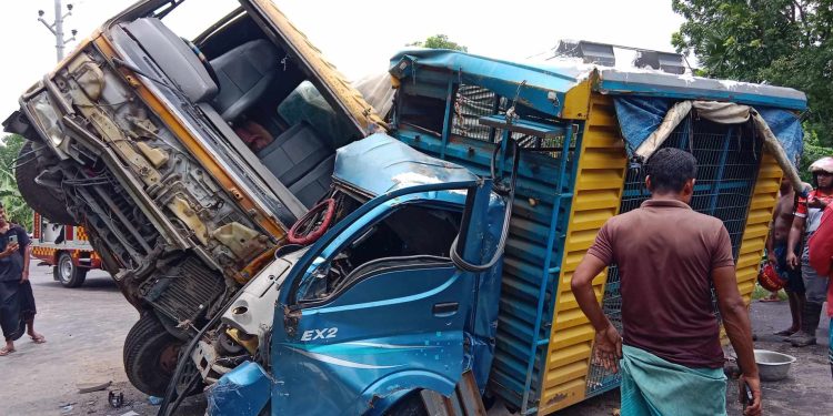 ফরিদপু- ভাংগা সড়কে ট্রাক ও পিকআপ সংঘর্ষ, ড্রাইভার আহত ।