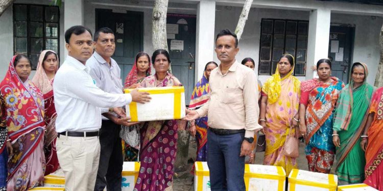 বাগেরহাটের রামপালে রেমালে ক্ষতিগ্রস্তদের মাঝে মানবিক সহায়তা প্রদান।