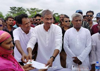বাগেরহাটে ঘূর্ণিঝড়ে ক্ষতিগ্রস্ত পরিবারের মাঝে কেন্দ্রীয় বিএনপি’র অর্থ সহায়তা প্রদান ।