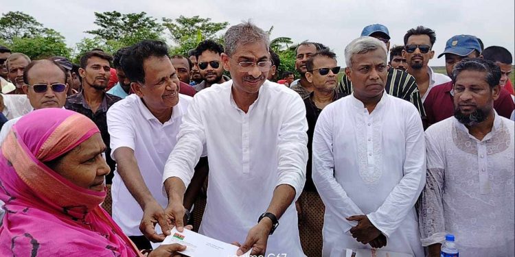 বাগেরহাটে ঘূর্ণিঝড়ে ক্ষতিগ্রস্ত পরিবারের মাঝে কেন্দ্রীয় বিএনপি’র অর্থ সহায়তা প্রদান ।