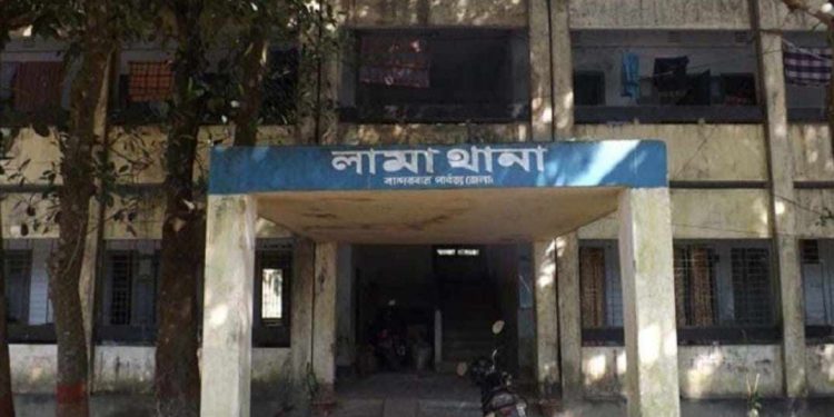 বাড়ির পাশে আম গাছে ঝুলে আছে বৃদ্ধার লাশ।