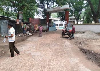 পাঁচবিবি উপজেলা স্বাস্থ্য কমপ্লেক্সের সামনের রাস্তাটির বেহাল দশা।