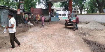 পাঁচবিবি উপজেলা স্বাস্থ্য কমপ্লেক্সের সামনের রাস্তাটির বেহাল দশা।