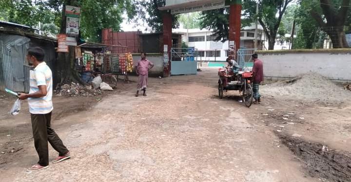 পাঁচবিবি উপজেলা স্বাস্থ্য কমপ্লেক্সের সামনের রাস্তাটির বেহাল দশা।