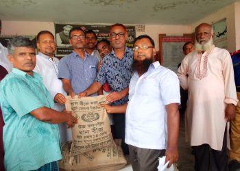 কৃষ্ণপুরে কৃষকদের মাঝে ধান বীজ ও সার বিতরণ।