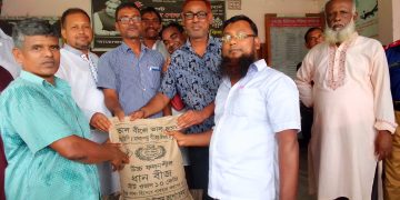 কৃষ্ণপুরে কৃষকদের মাঝে ধান বীজ ও সার বিতরণ।