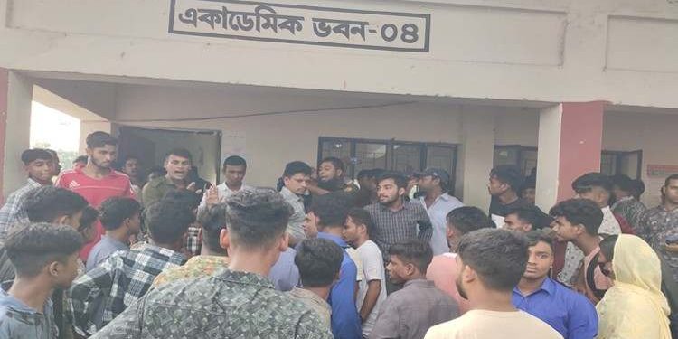 কলেজ কর্তৃপক্ষের প্রতারণার শিকার ২২ শিক্ষার্থী!