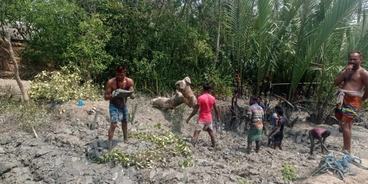মোঃ মহিউদ্দিন মোল্লার নেতৃত্বে অবহেলিত রাস্তার চলছে ।