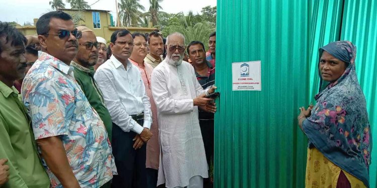 রামপালে ঘূর্ণিঝড় রিমালে ক্ষতিগ্রস্ত পরিবারের মাঝে বিনামূল্যে খাদ্য সামগ্রী ও ঢেউটিন বিতরণ ।