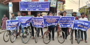প্রতিশ্রুতি অনুযায়ি জলবায়ু অর্থ পরিশোধের দাবিতে মোংলায় সাইকেল র‌্যালি।