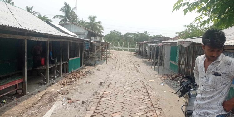 মোঃ জালিনুর হাজরা এর নেতৃত্বে অবহেলিত ১৯০ ফিট রাস্তার কাজ সম্পন্ন।