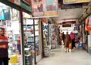 মেহেন্দিগঞ্জে এখনও পুরোদমে জমে উঠেনি ঈদের বাজার। 