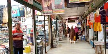 মেহেন্দিগঞ্জে এখনও পুরোদমে জমে উঠেনি ঈদের বাজার। 