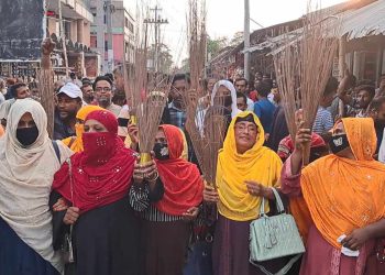 ১৬নং খাউলিয়া ইউপি চেয়ারম্যানকে   চাল চোর ও দুর্নীতিবাজ আখ্যা দিয়ে পদত্যাগ দাবী।