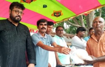 মানিকগঞ্জে ঈদ উপহার বিতরন করলেন চিত্রনায়ক ওমর সানি।