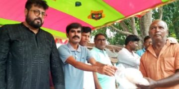 মানিকগঞ্জে ঈদ উপহার বিতরন করলেন চিত্রনায়ক ওমর সানি।