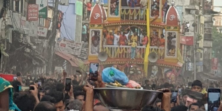 ধামরাইয়ে লাখো ভক্তের উপস্থিতিতে শ্রী শ্রী যশোমাধবের উল্টো রথ।