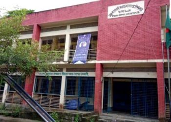 রামপালে প্রাথমিক বিদ্যালয়ের প্রধান শিক্ষিকার অনিয়ম তদন্তে কালক্ষেপণের অভিযোগ।