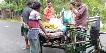 মোংলায় শেষ মুহূর্তে জমে উঠেছে আম – কাঁঠাল’সহ বিভিন্ন ফলের বাজার।