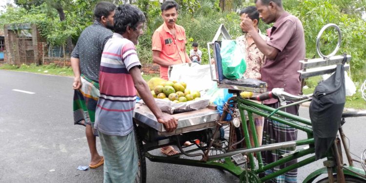 মোংলায় শেষ মুহূর্তে জমে উঠেছে আম – কাঁঠাল’সহ বিভিন্ন ফলের বাজার।