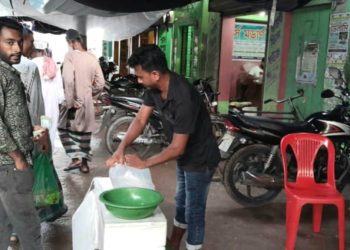 রামপালের ফয়লাহাট চিংড়ি পোনার আড়ৎ সংঘবদ্ধ প্রতারক চক্রের কারণে মুখ ফিরিয়ে নিচ্ছে ক্রেতারা।