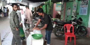 রামপালের ফয়লাহাট চিংড়ি পোনার আড়ৎ সংঘবদ্ধ প্রতারক চক্রের কারণে মুখ ফিরিয়ে নিচ্ছে ক্রেতারা।