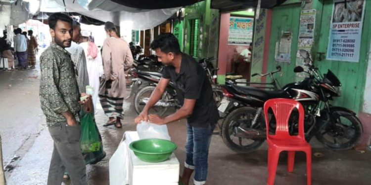 রামপালের ফয়লাহাট চিংড়ি পোনার আড়ৎ সংঘবদ্ধ প্রতারক চক্রের কারণে মুখ ফিরিয়ে নিচ্ছে ক্রেতারা।