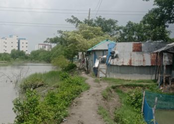 হারুন মার্কেট হইতে ঠারুন বাড়ী পর্যন্ত প্রধান সড়কের বেহাল অবস্থা ।