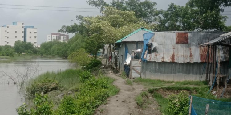 হারুন মার্কেট হইতে ঠারুন বাড়ী পর্যন্ত প্রধান সড়কের বেহাল অবস্থা ।