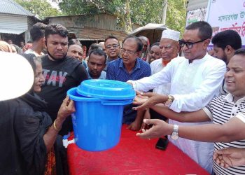 মাদারগঞ্জে বন্যার্ত মানুষের মাঝে সুরক্ষা সামগ্রী বিতরণ ।