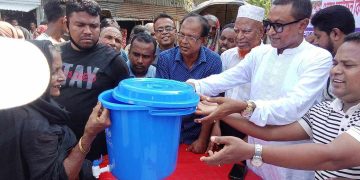 মাদারগঞ্জে বন্যার্ত মানুষের মাঝে সুরক্ষা সামগ্রী বিতরণ ।