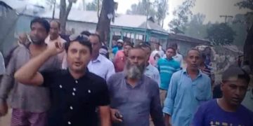 জনতার চেয়ারম্যান রিমু’র মুক্তির দাবীতে বিক্ষোভ মিছিল,  যান চলাচল ও দোকান বন্ধ ।