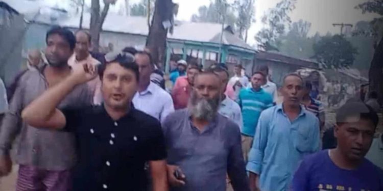 জনতার চেয়ারম্যান রিমু’র মুক্তির দাবীতে বিক্ষোভ মিছিল, যান চলাচল ও দোকান বন্ধ ।