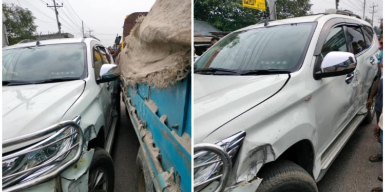 সিরাজগঞ্জে জেলা পরিষদের গাড়ীর সাথে বালুবাহী ট্রাকের মুখোমুখি সংঘর্ষ।