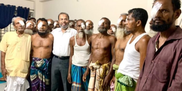 বাগেরহাটের চোখের আলো ফিরে পেলেন ৪৫৫ জন দরিদ্র মানুষ।