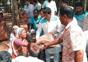 রৌমারীতে পানি বন্দী ও অসহায় মানুষের মাঝে ত্রাণ বিতরণ।