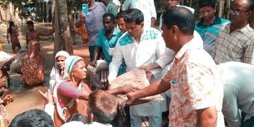 রৌমারীতে পানি বন্দী ও অসহায় মানুষের মাঝে ত্রাণ বিতরণ।