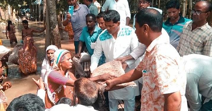 রৌমারীতে পানি বন্দী ও অসহায় মানুষের মাঝে ত্রাণ বিতরণ।
