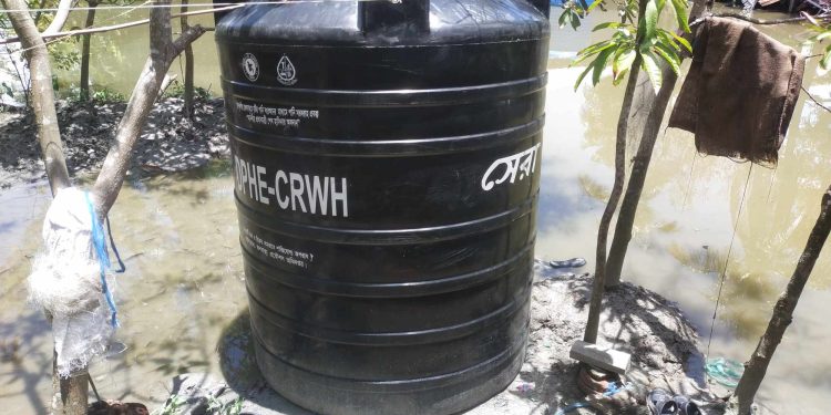 বাগেরহাটে ইউপি চেয়ারম্যানের বিরুদ্ধে পানির ট্যাঙ্কি বিতরণে অতিরিক্ত অর্থ নেওয়ার অভিযোগ।