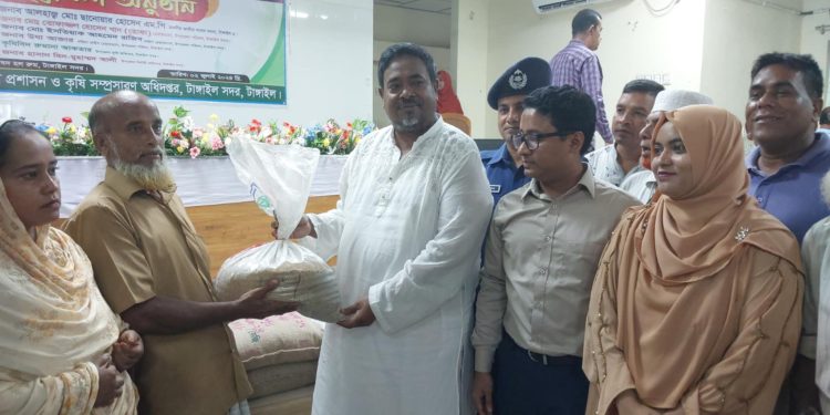 টাঙ্গাইলে ক্ষুদ্র ও প্রান্তিক কৃষকদের মাঝে বিনামূল্যে বীজ ও সার বিতরণ।