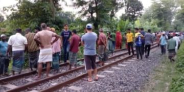 পাঁচবিবিতে শিশু সন্তানকে কোলে নিয়ে চলন্ত ট্রেনের নিচে ঝাপ দিয়ে গৃহবধুর আত্মহত্যা ।