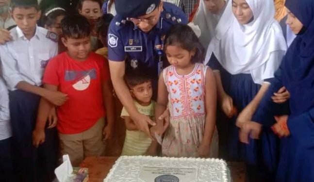 বগুড়ার মুক-বধির বিদ্যালয়ের শিক্ষার্থীদের সাথে পুলিশ সুপারের প্রীতিভোজ অনুষ্ঠিত।