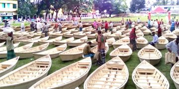 মানিকগঞ্জে জমে উঠেছে দু’শত বছরে ঐতিহ্যবাহী ‘ঘিওর নৌকার হাট’!