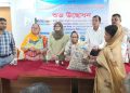 বাগেরহাটের রামপালে রেমালে ক্ষতিগ্রস্ত চাষিদের মাঝে আমন বীজ ও সার বিতরণ।